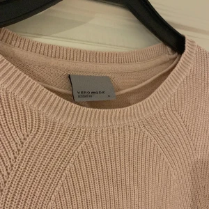 Stickad tröja, Vero Moda - Stickad tröja från Vero Moda i storlek S. Använd max 5 gånger, nyskick och säljer för 70kr.