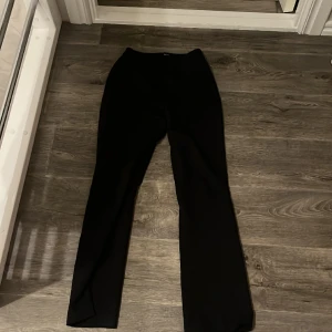 Kostymbyxor från Bikbok  - Kostymbyxor från Bikbok i storlek 34, bra skick 