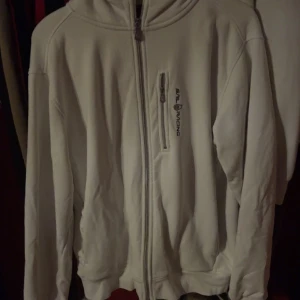 Sailracing zip hoodie  - En sail racing tröja i storlek L. Sitter bra men är lite mindre i storleken.  Köptes för 1300 kr Är i bra skick och har använts fåtalet gånger! 