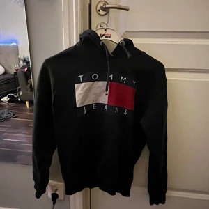 Hoodie - En Tommy hilfiger hoodie. Använd mycket då trycket är lite förstört..🤍