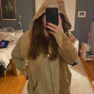 Zip-up hoodie - Beige zip-up hoodie i storlek XL, men passar mig som är S/XS. Köpt second hand så vet inte hur den använts innan, men jag har använt den kanske 2-3 gånger. Ser ut som i nyskick.