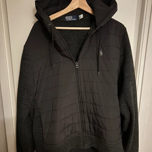 Ralph Lauren cardigan  - Tjena! Säljer min snygga Ralph Lauren cardigan. Jackan är helt oanvänd och köpt på NK i Stockholm. Jackan är ganska svår att få tag i just nu vad jag vet. Säljer den pga att den är för stor för mig. Pris kan diskuteras 