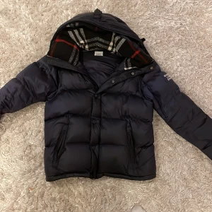 Jacka  - Använd men i bra skick. Man kan göra den till en väst. Köpt utomlands. Skriv för fler bilder. 