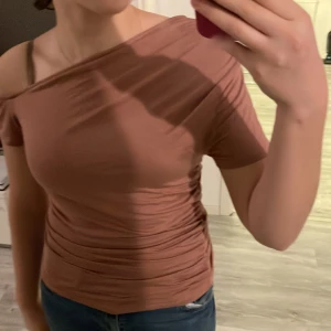 Ljus brun shoulder off tröja  - Bra skick, oskadad, stretchig och bekväm, passar mig som är S i storlek men tröjan är M för att den är stretchig 