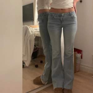Säljer min ljusblåa lågmidjade jeans, dessar är något för korta och har därför knappt använts! 