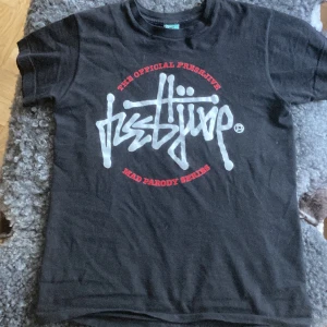 Stussy tröja - Säljer denna stussy tröja för den börjar bli lite liten den är storlek s inte mycket andvänd och köptes från ett sneakerstore i Göteborg för 850kr skriv om du har några frågor!👍