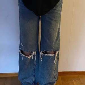 Jätte snygga Jeans med hål! Perfekt inför våren och sommaren. Passar dig som är 162 till 168! Helst ny sick, aldrig använt, säljer pga att dom är för små. Kontaka om ni har några funderingar!🤍🤍