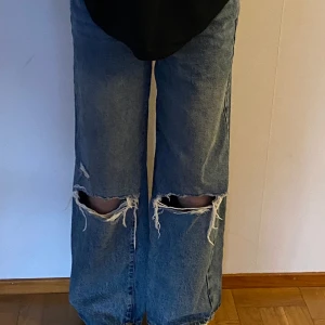 Gina Tricot Perfekt Jeans  - Jätte snygga Jeans med hål! Perfekt inför våren och sommaren. Passar dig som är 162 till 168! Helst ny sick, aldrig använt, säljer pga att dom är för små. Kontaka om ni har några funderingar!🤍🤍