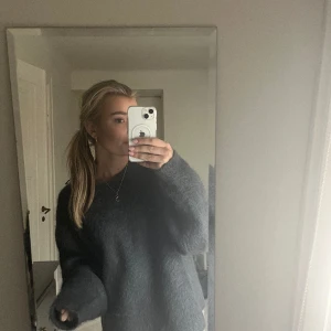 Grå stickad tröja  - Jättefin stickad grå tröja från hm, mohair/wool Blend. Köpte för 2 månader sedan och använd fåtal gånger. Köpt för 1399 kr🩷storlek L men passar mig som är en S, inte så stor i storleken 