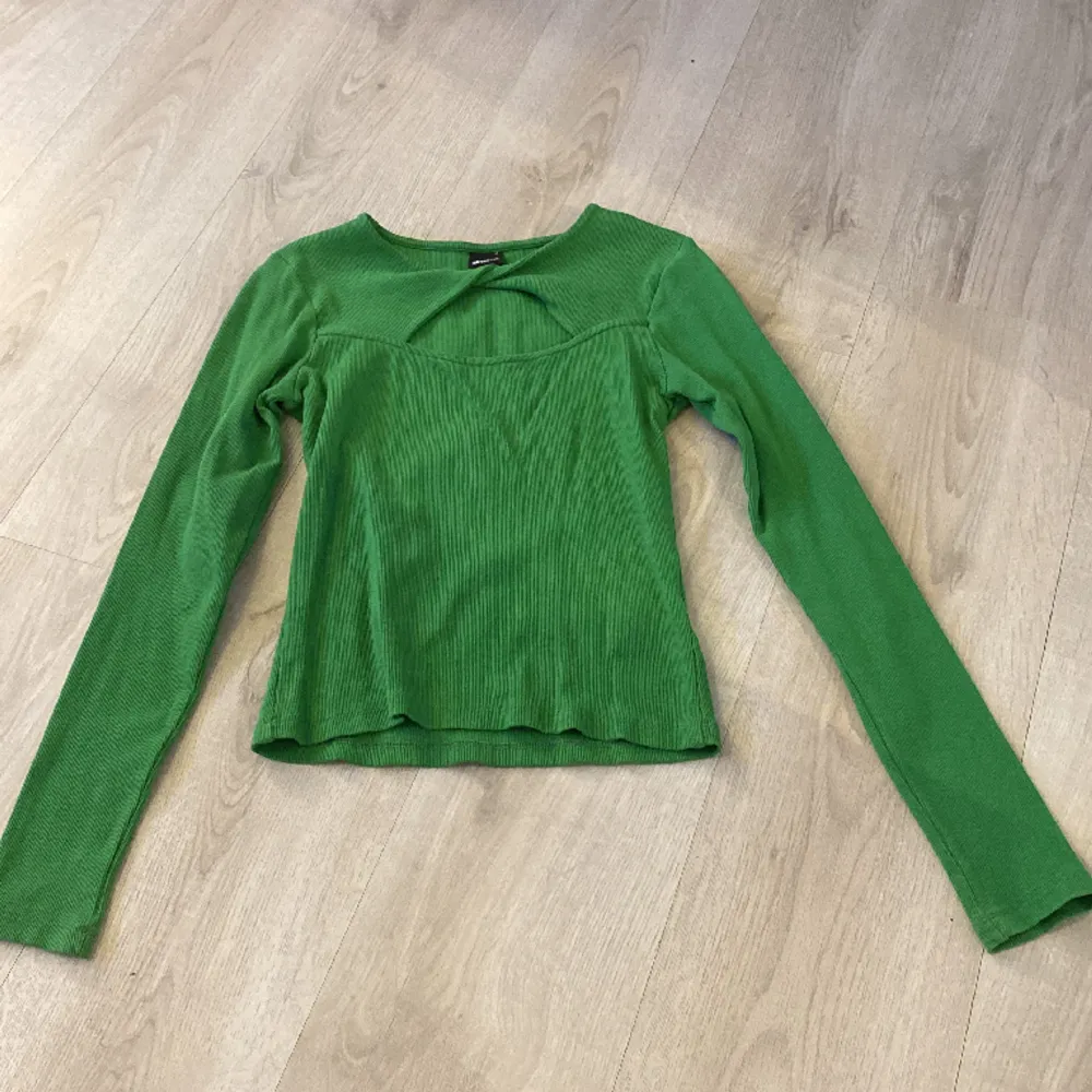En grön tröja med öppen detalj vid halsen. Från Ginatricot i storlek M. . Puserot.