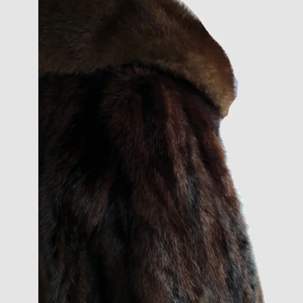 Fur coat, unsure of what fur it is The size is medium. Jackor.