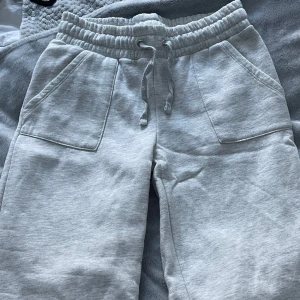 Mjukisbyxor - Säljer dessa mjukisbyxor från lager157 använt 2 gånger ungefär. Nypriss 200kr