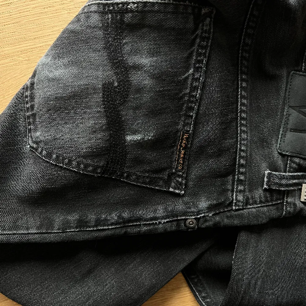 Svarta nudie jeans, unisex. Fett snygga. Har en härligt avslappnad form. Raka i benen. Fett najs bara! Be gärna om mått ❤️. Jeans & Byxor.