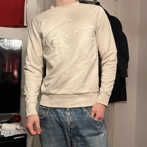 Hugo boss tröja - Bra skick, fick den av min kompis som inte vill ha den.