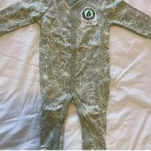 Bebiskläder nya - Helt ny. Passar barn 3-6 månader. kolla profil för fler helt nya bebiskläder