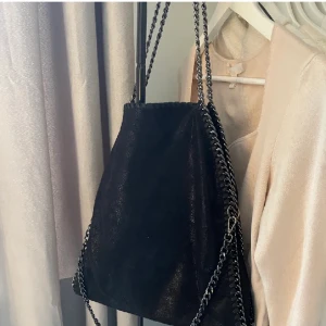 Stella McCartney liknande väska - Superfin medelstor väska som får plats med mycket💗
