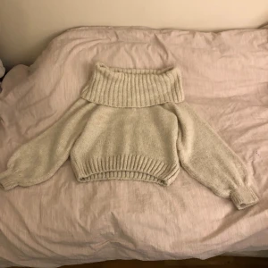 Off shoulder sweater  - Den e varm och gosig men den är ganska stor för att vara medium. Har används 1-2 gånger.Väldigt bra skick. Från Gina Tricot.  
