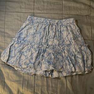 Super fin mönstrad kjol från zara med inbyggda shorts! 🤩Endast prövad med prislappen på. 200 kr plus frakt ❤️