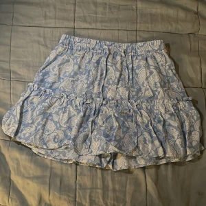 Volang kjol från zara  - Super fin mönstrad kjol från zara med inbyggda shorts! 🤩Endast prövad med prislappen på. 200 kr plus frakt ❤️