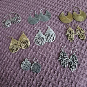 Örhänge symbol för hela universum - 💙 kolla in på alla mina annonser   💙Önskar du köpa någon av dessa ?  💙 Viktigt att du skriver under respektiv bild , annars jag ser inte vem som skriver först   💙Eller skicka pm  💙 35:- tillkommer för  frakt och emballage 