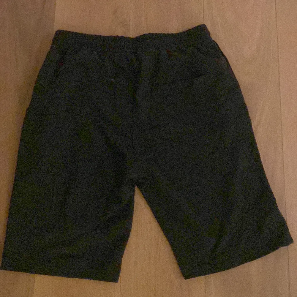 Säljer nu dessa Armani shorts då jag inte tyckte dom passade mig! Storlek L!. Shorts.