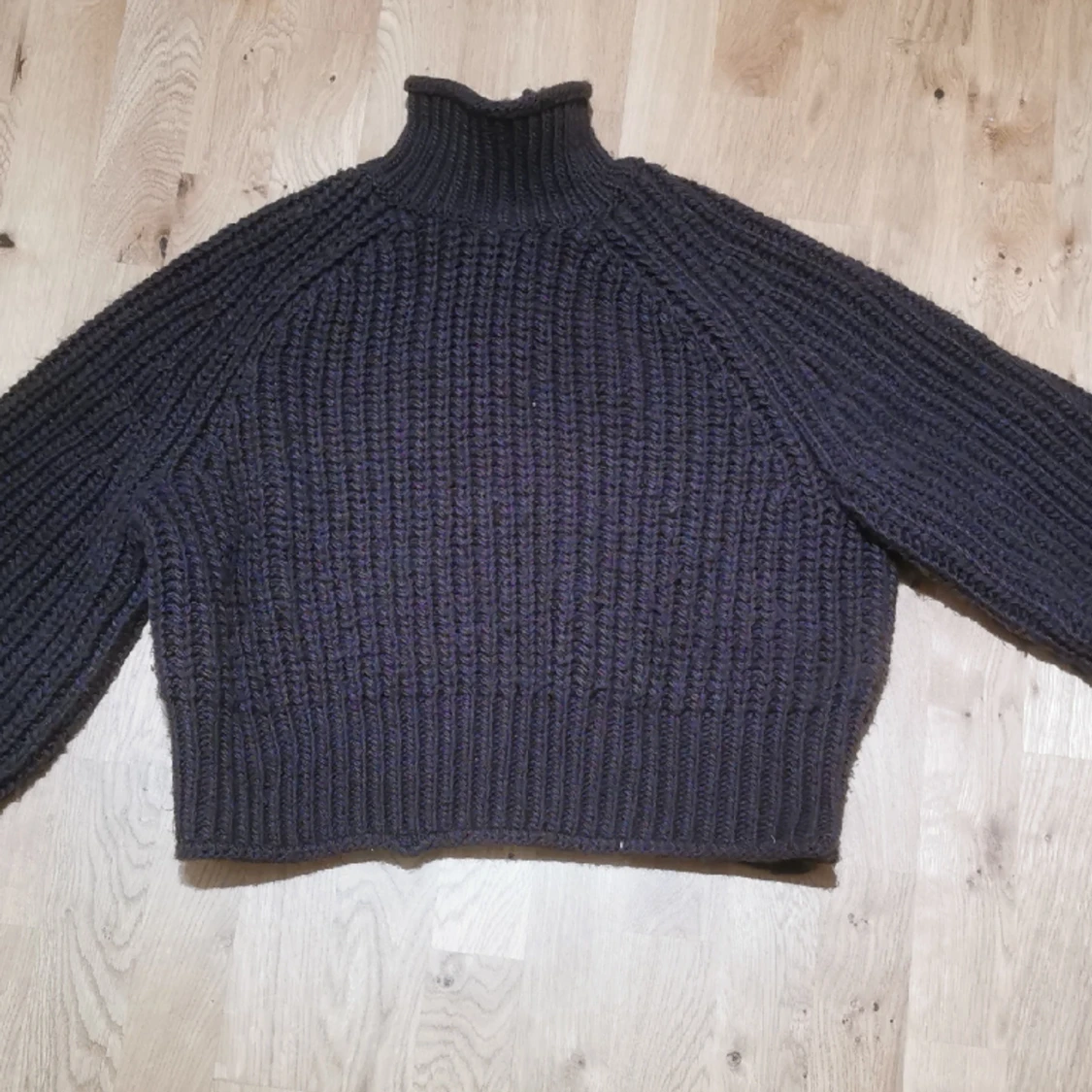 H&M stickat tröja med turtelneck.