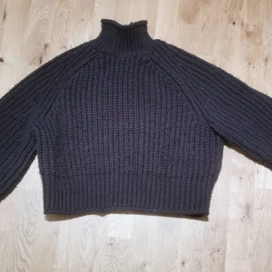 H&M stickat tröja med turtelneck. - Brun stickat tröja från h&m. Den är jätte skön och fin men tyvärr är den  liten på mig:(