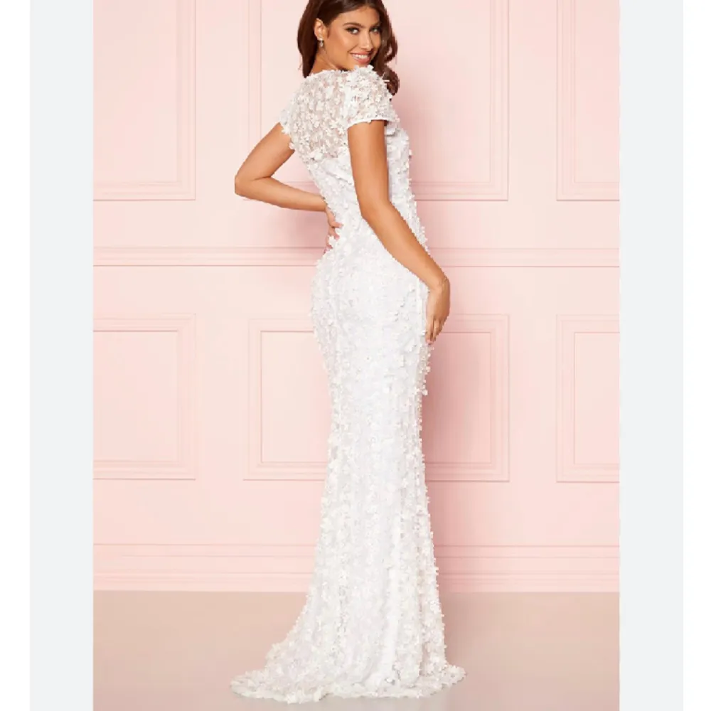 Säljer denna underbara klänning. Helt oanvänd,  tanken var att ha den på balen men har hittat en annan. Färgen på klänningen är ivory. Ordinarie pris 7999kr. Klänningar.