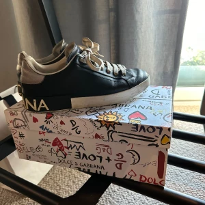 Dolce & Gabbana Logo Embossed Low-Top Sneakers - Kvalite: 5av10 Ny pris: 5000 Mitt pris: 1999