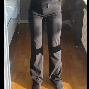 Kostymbyxor - Säljer mina kostymbyxor från Nelly i storlek 32. De inte så mycket använda. Jag köpte kostymbyxorna för 399kr och säljer för halva priset 199kr💕