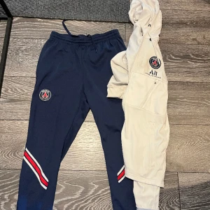Psg dress - Tjena, säljer nu min psg dress som självklart är äkta den är köpt på Intersport! Säljer den då jag inte använder den längre för det inte riktigt är min stil priset är inte hugget i sten! Mvh Kevin!