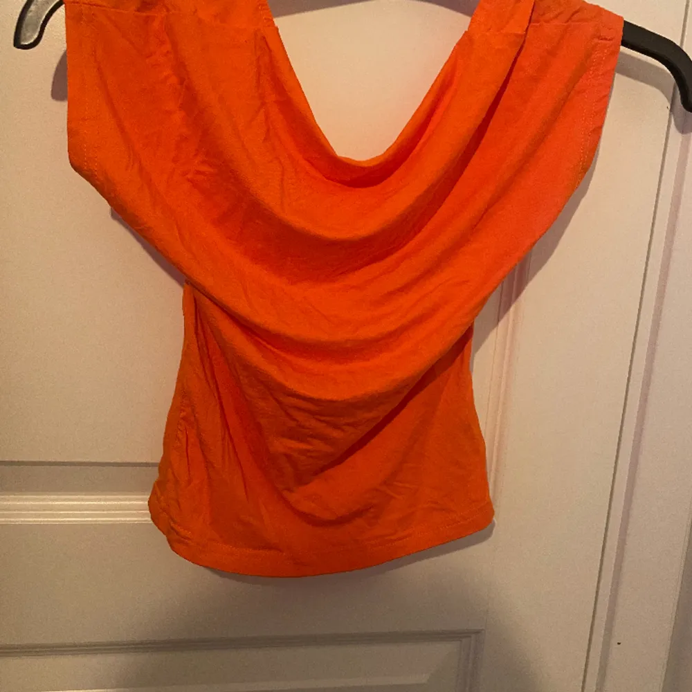 Säljer denna orangea somriga öppna ryggen tröjan . Toppar.