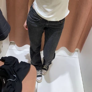 Low Waist Jeans  - Säljer mina Weekday Arrow Low Wasit Jeans pga att de är förstora. Färgen är tvättsvarata och st 28/34, dvs st 28 i midjan och 34 i längd. Hör av dig för flee bilder!!!