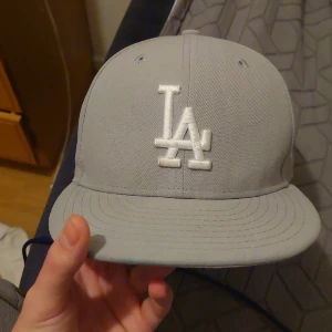 LA fitted keps - Storlek 56.8cm alltså 7 1/8 Kan mötas upp i skåne.