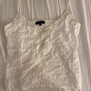 Unikt vitt linne med små paljetter som inte har ramlat av alls, lite genomskinligt men ändå fint, nypris 500-600 köpt i Danmark☺️