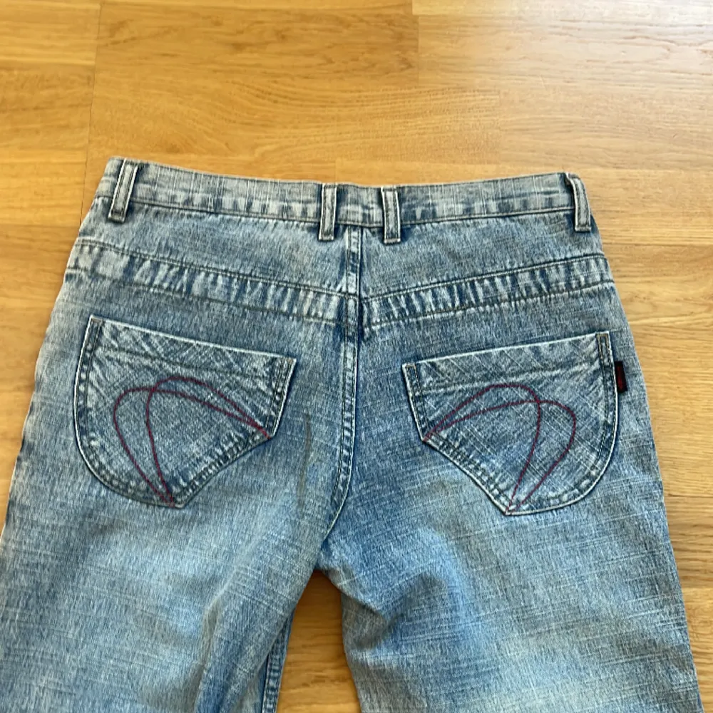 Lågmidjade jeans som tyvärr är för små för mig 🤧Jag är 177cm, midjemått: 76cm innerben: 78cm . Jeans & Byxor.