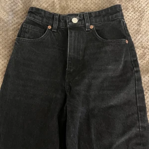 Svarta jeans - Högmidjade jeans från zara. perfekt skick då dem var försmå för mig. Glömsk som jag är glömde jag skicka tillbaka dem.