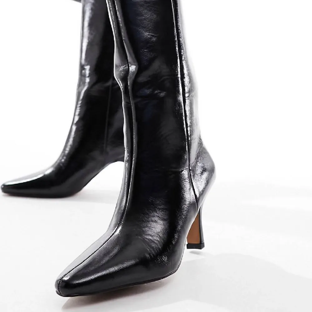 boots från asos, helt nya och oanvända ^^ (nypris 689 kr) klackhöjd: 7 cm, lätta att gå i. Skor.