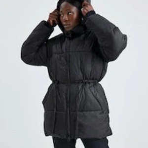 Vinterjacka bikbok - Endast testat jackan, aldrig använd. Prislappen kvar. Köparen står för frakt.