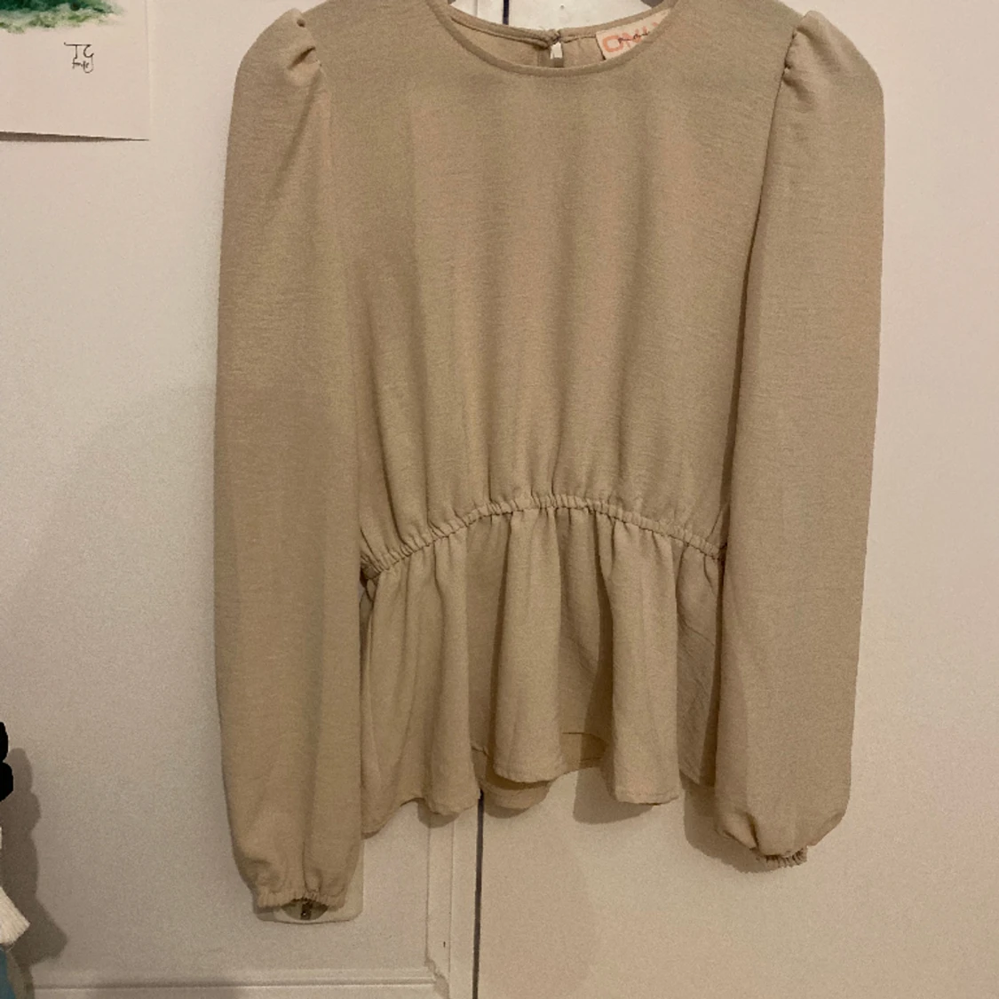 Oanvänd blus från Only.