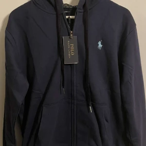 Polo ralph lauren kofta - Säljer nu min ralp lauren kofta då den inte passar mig. Den är ny och oanvänd, taggen finns dessutom kvar.Vid fler frågor skriv gärna:)