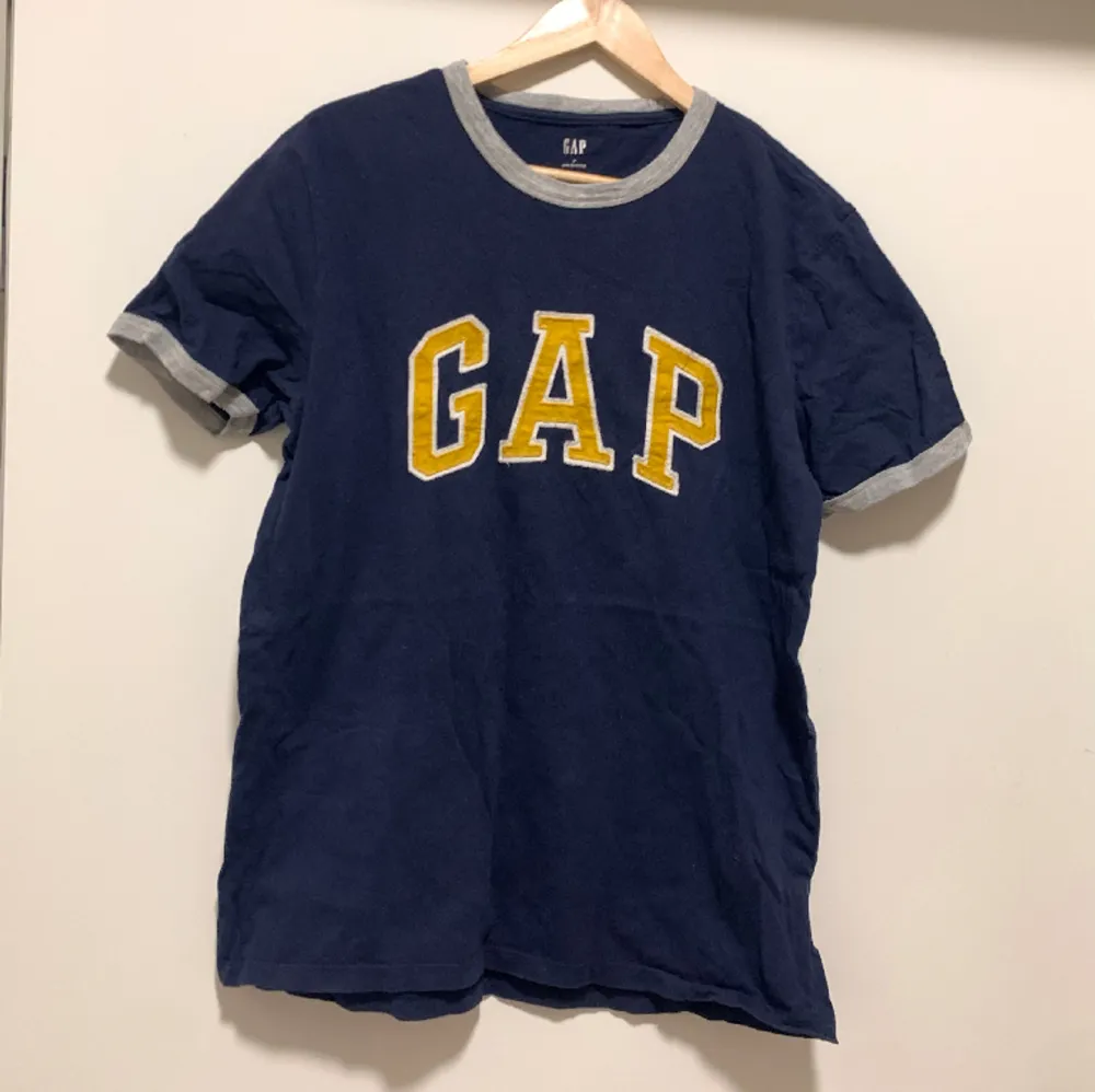 Mörkblå GAP t-shirt köpt second hand. Streetstyle vibes💿:). T-shirts.