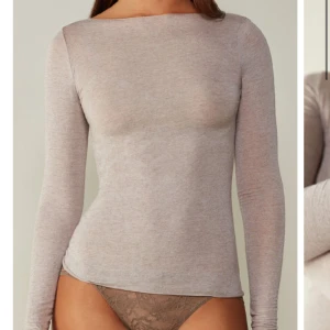 Intimissimi tröja - Säljer min beigea Intimissimi tröja, använt fåtal gånger💕. Jättebra skick och pris kan diskuteras😇