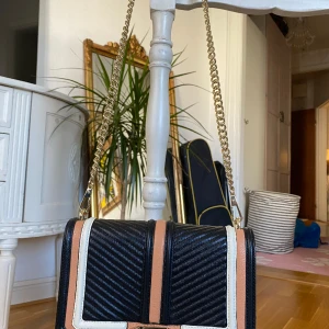 Rebecca Minkoff läderväska - Rebecca Minkoff väska i äkta läder. Köpt för cirka 3400 kr. Går att hämta i Majorna, Mariaplan, centrum eller fraktas mot avgift. Väskan är svår att få tag på så den säljs till högstbjudande. Inga fläckar eller defekter.  Metalldetaljer i guldfärg. 