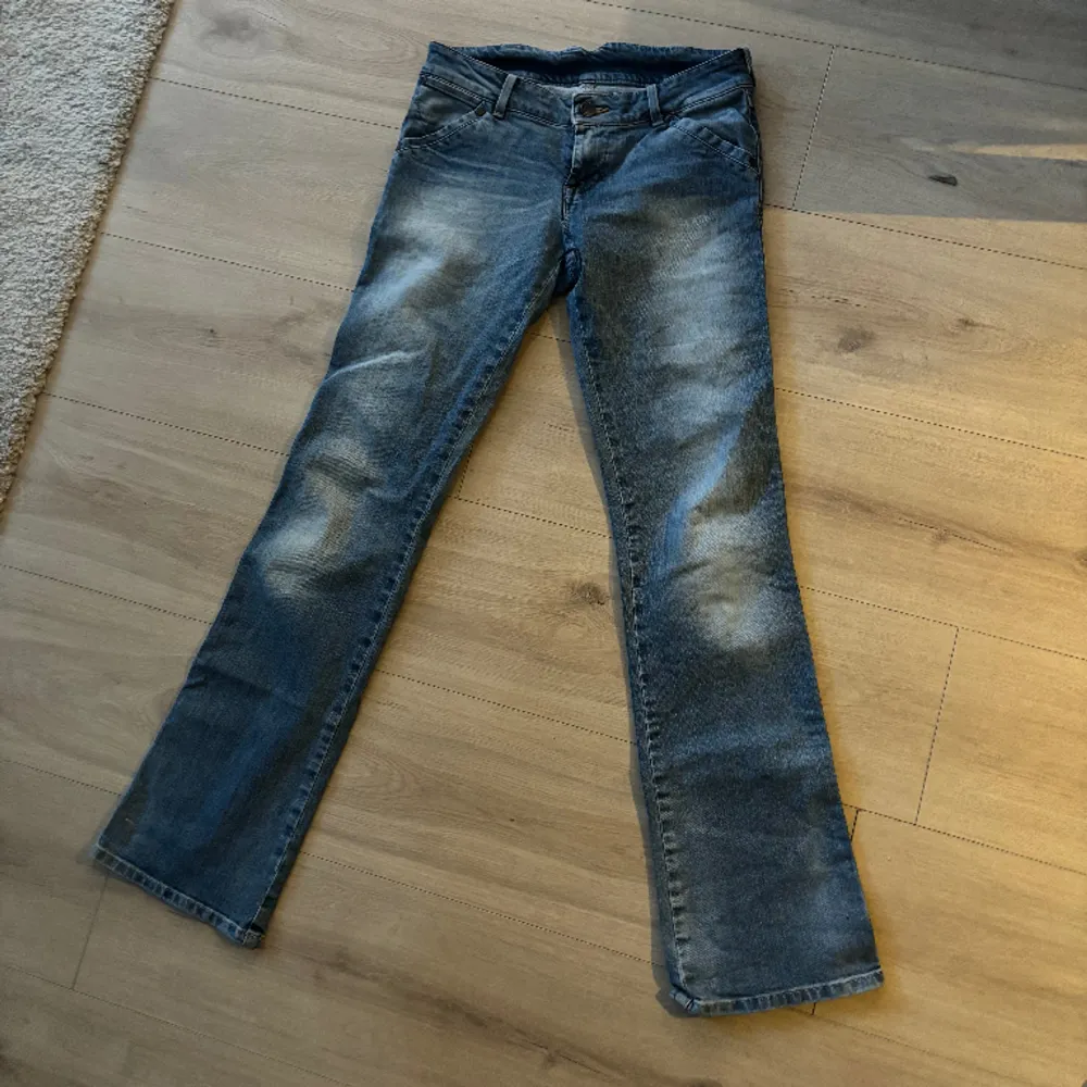 Säljer dessa super snygga lågmidjade bootcut jeans ifrån wrangler! Storlek: W25 L32. Säljer då de tyvärr inte kommer till användning . Jeans & Byxor.