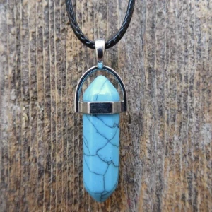 1st Halsband - Naturstenshalsband Turkos howlite howlit - Hänge med halsband i läder liknande material samt liten kedjedel. Stenstorlek: ca 0,8cm x 3,4cm Kedjestorlek: ca 50cm Observera att din sten kan skilja sig något från bilderna på grund av naturliga material.