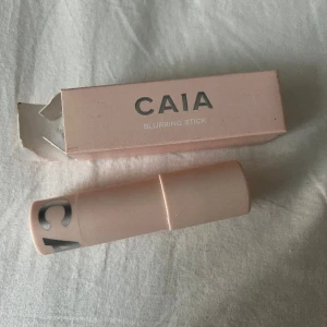 Caia blurring stick - Säljer ett Caia blurring stick (no focus), testat på handen så de är som nytt!💕 Nypris 175kr
