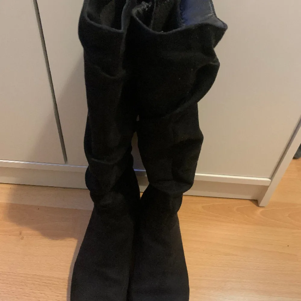 Svarta boots i mocka som används en gång i storlek 40, jag brukar ha storlek 38/39 vanligtvis, inga defekter, nypris 600. Skor.