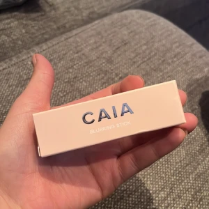 CAIA - Caia Blurring Stick, oöppnad. Kostar 175 kr på hemsidan. Säljer för 100 kr