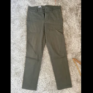 Filippa K chinos - Ett par militärgröna chinos från Filippa K. Mer slimmad, storlek 46 Finns att hämta i Bromma men kan också mötas upp i centrala Stockholm